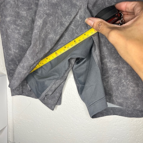 Lululemon T.H.E. Short 7" *Linerless
Gravel Dust Asphalt Grey Multi - Picture 3 of 5